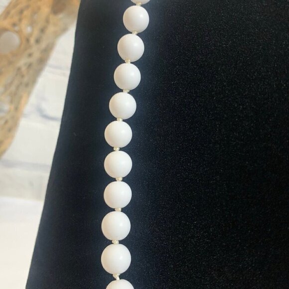 Vintage 60s White Beaded Hand Knotted Necklace - Picture 2 of 10